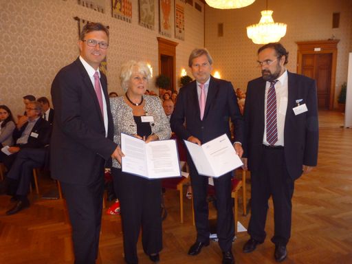 Vorschau Bild von Im Bild (v.l.n.r.): Fritz Lehr, Karla Peijs,
Johannes Hahn, Alexandru Capatu