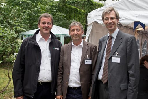 Vorschau Bild von Gefeiert wurde mit zahlreichen Partnern aus Wirtschaft und
Forschung. Im Bild v.l.n.r.: Wilfried Sihn, Geschäftsführer
Fraunhofer Austria; Stephan Prinz, Geschäftsführer Opel Wien; Roman
Stiftner, Geschäftsführer Wirtschaftskammer Österreich