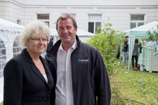 Vorschau Bild von Auch Sabine Seidler, Rektorin der Technischen Universität Wien,
war unter den Festgästen. Im Bild v.l.n.r.: Sabine Seidler, Rektorin
TU Wien; Wilfried Sihn, Geschäftsführer Fraunhofer Austria