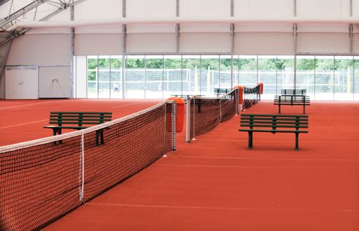  Red Courplätze in der neuen Tennishalle auf der
Marswies