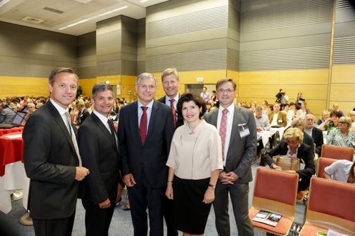  Vlnr: Dr. Robin Rumler, LR Ing. Maurice Androsch,
BM Alois Stöger, KR Mag. Julian Hadschieff, Präsidentin Ursula
Frohner und Mag. Manfred Hämmerle beim IIR Jahreskongress "Die
Spital".