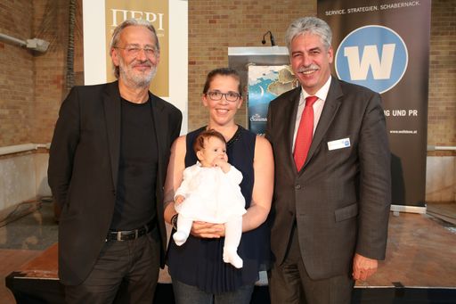  v.l.n.r.: Robert Riedl (Welldone Werbung und PR
GmbH), Mag. (FH) Birgit Bernhard (Welldone Werbung und PR GmbH) mit
Tochter Linda und Mag. Dr. Hans Jörg Schelling, Vorsitzender des
Verbandsvorstands im Hauptverband der österreichischen
Sozialversicherungsträger. (Abdruck frei von Rechten Dritter bei
Nennung Katharina Schiffl)