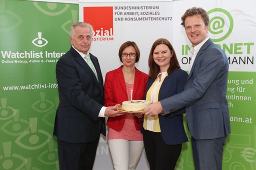  http://www.apa-fotoservice.at/galerie/5602 Im Bild
vlnr.: Rudolf Hundstorfer (Bundesminister für Arbeit, Soziales und
Konsumentenschutz), Gabriele Zgubic (Leiterin Konsumentenabteilung
AK Wien), Mag. Sonja Schwarz (Watchlist Internet), Ing. Mag.
Bernhard Jungwirth (ÖIAT)