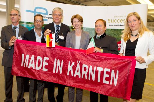  Italienische Neuansiedlung in Kärnten. Hiper
Cast/Kunststofffolien. Im Bild: Dott. Marco Barbaglia (Hiper Cast),
Carlo Ulivi (Hiper Cast), DI Salvatore Iovinella (Hiper Cast),
LHStv. Dr. Gaby Schaunig, Bgm. Siegfried Ronacher und Mag. Sabrina
Schuetz-Oberlaender..fritzpress/Hoeher