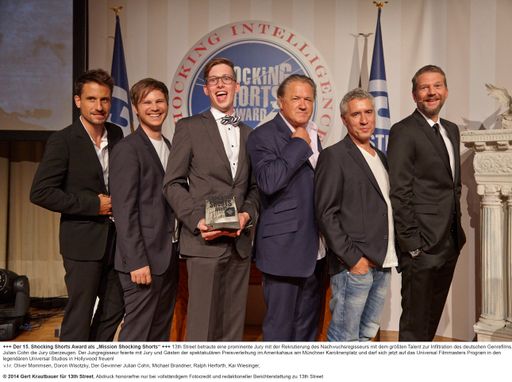 +++ Der 15. Shocking Shorts Award als "Mission
Shocking Shorts" +++ 13th Street betraute eine prominente Jury mit
der Rekrutierung des Nachwuchsregisseurs mit dem größten Talent zur
Infiltration des deutschen Genrefilms. Mit seinem Film "Abbitte
eines Mörders" (2013) konnte Julian Cohn die Jury überzeugen. Der
Jungregisseur feierte mit Jury und Gästen der spektakulären
Preisverleihung im Amerikahaus am Münchner Karolinenplatz und darf
sich jetzt auf das Universal Filmmasters Program in den legendären
Universal Studios in Hollywood freuen! v.l-r. Oliver Mommsen, Doron
Wisotzky, Der Gewinner Julian Cohn, Michael Brandner, Ralph
Herforth, Kai Wiesinger.