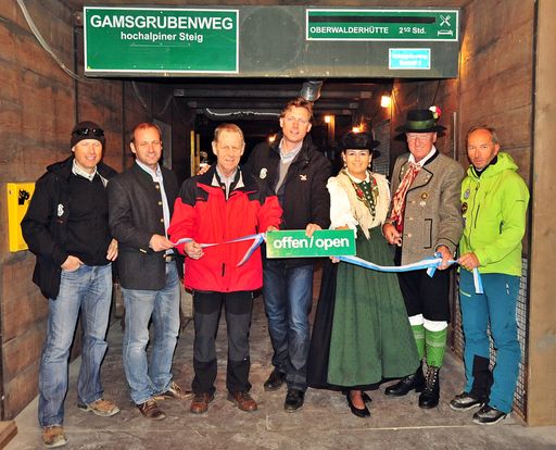  v.l.n.r.: Ferdinand Jobst (Betriebsleiter
GROHAG), Thomas Noel (Technischer Direktor GROHAG), Bgm. Josef
Schachner (Gemeinde Heiligenblut am Großglockner), Johannes Hörl (GD
Großglockner Hochalpenstraßen AG), Heide Pichler-Herritsch (Obfrau
Tourismusverband Heiligenblut), Peter Suntinger (Obmann Bergführer
Heiligenblut) und Wolfgang Hackl (Pächter Oberwalderhütte) bei der
Banddurchschneidung und Wiedereröffnung des Gamsgrubenweges direkt
am Eingang zum Gamsgrubenweg.