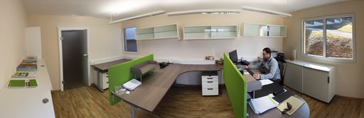  Die Buchner-Box ist eine flexible Anbaulösung fürs
Wohnen oder fürs Büro. Das fertig zusammengebaute Zimmer kommt mit
dem Tieflader und wird an ein bestehendes Gebäude angedockt.