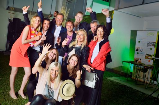 Vorschau Bild von Familie "Harry" Ultsch, Familie Dech
(Aufsichtsrat), Christine Leitner (Hoteldirektorin), Familie
Wirtenberger (Leadsänderin "Seer" & Dancing Star)"Gigi" Westerthaler
(Ex-Nationalteamspieler), Andreas Seidl (Puls 4 Moderator)