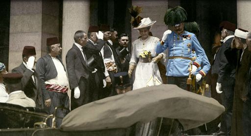 Das Attentat auf Erzherzog Franz Ferdinand und
seiner Frau in Farbe: Die Dokureihe "Apokalypse Erster Weltkrieg"
präsentiert den Krieg dank eines aufwändigen Kolorierungs- und
Nachvertonungsverfahren unmittelbarer, als dies durch TV-Bilder
bisher möglich war. Restauriert wurde eine Vielzahl historischer
Originalaufnahmen aus aller Welt, darunter bisher unbekanntes,
privates Amateur-Material von höchster Qualität, auf das die Macher
zufällig gestoßen sind. National Geographic Channel zeigt die
beeindruckende, fünfteilige Doku ab 18. Juli jeden Freitag um 21.05
Uhr als TV-Premiere in Deutschland, Österreich und in der Schweiz.