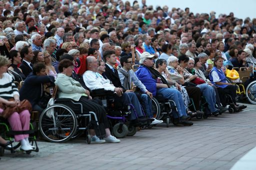 150 Menschen mit Behinderungen wurde bei der
Generalprobe der Seefestspiele Mörbisch die Möglichkeit geboten,
einen besonderen Abend zu verbringen, bei dem nicht die Behinderung,
sondern der Mensch im Mittelpunkt stand.