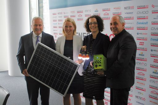  Von li: Energie AG, Generaldirektor Leo Windtner,
Jessica Feldmann und Sarah Pürihmar von der HTL Wels, Ing. Wolfgang
Neumann, Initiator Solar Light for All