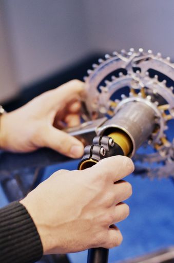 Arbeiten am Handbike-Hometrainer. Vor Ort in der
IVM-TC Zentrale Vösendorf.