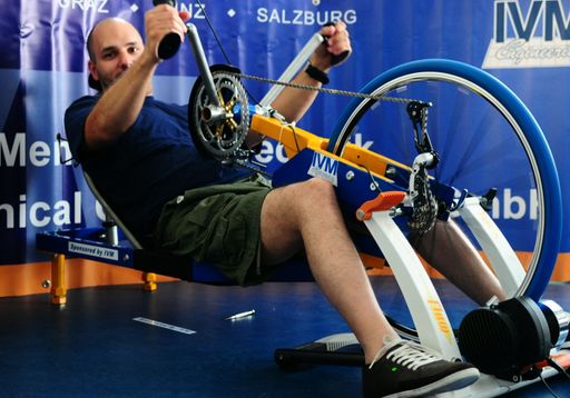 Vorschau Bild von Thomas Ivic demonstriert seinen
Handbike-Hometrainer.