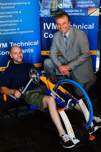 Vorschau Bild von Thomas Ivic und IVM CEO Dr. Walter Hanus mit dem
Handbike-Hometrainer.