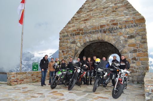 Im Bild v.l.n.r.: Dr. Johannes Hörl (Vorstand
der GROHAG), Dipl.-Ing. Oliver Schmerold (Verbandsdirektor ÖAMTC)
und Fahrtechnik-Experte Georg Scheiblauer (ÖAMTC Fahrtechnik
Zentrum) mit der Motorradgruppe des zweitägigen Alpenfahrtrainings
an der Großglockner Hochalpenstraße vor der Gedenkstätte beim
Fuscher Törl (2.428 m). Weiteres Bildmaterial finden Sie in unserer
Mediathek unter "Alpenfahrtraining":
http://mediathek.grossglocknernews.at