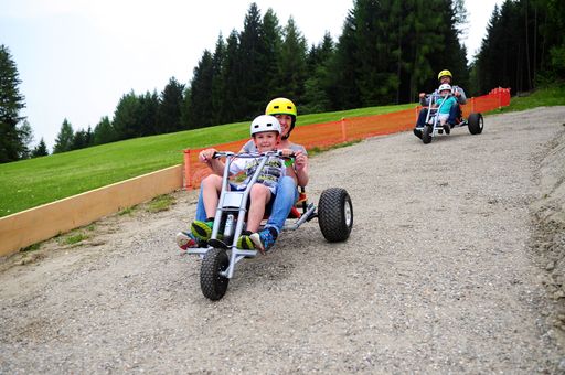 Innsbruck und sein Abenteuerberg: Die neueste
Attraktion des Familienparadieses auf der Muttereralm sind die
Mountain Carts, mit denen Groß und Klein zu Tal sausen.