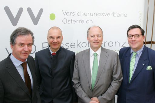  http://www.apa-fotoservice.at/galerie/5566 Im Bild
v.l.n.r.: Dr. Michael Staudinger (Direktor ZAMG), Dr. Wolfram
Littich (VVO-Vizepräsident und Vorstandsvorsitzender der Allianz
Gruppe in Österreich), Dr. Othmar Thann (Direktor KFV) und Dr. Louis
Norman-Audenhove (Generalsekretär des österreichischen
Versicherungsverbandes VVO)