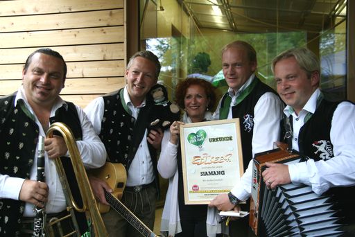 Die Edlseer sind Tierpaten für die singenden
Affen in Herberstein. v.l.n.r.: Luigi Neuwirth, Manfred Maier, GF
Doris Wolkner-Steinberger, Fritz Kristoferitsch, Andreas Doppelhofer