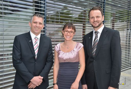 FernFH Geschäftsführer Axel Jungwirth und
Studiengangsleiter Herbert Schwarzenberger gratulieren Eva Maria
Pohn, der Jahrgangsbesten des Masterstudiengangs Betriebswirtschaft
& Wirtschaftspsychologie, zum erfolgreichen Abschluss.