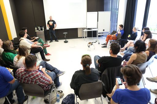  http://www.apa-fotoservice.at/galerie/5626/ Auf
Barcamps steht das gemeinsame Lernen und Diskutieren im Vordergrund.
In sogenannten Sessions werden Wissen und Erfahrungen geteilt. Die
Teilnehmer des #prcamp14 bekamen Einblicke in den PR-Alltag von
Unternehmen und Selbstständigen, diskutierten Trends und knüpften
Kontakte.