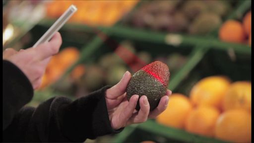 Vorschau Bild von Das Handy der Zukunft könnte Lebensmittel bereits
im Supermarkt analysieren. Das COMET Zentrum in Villach forscht an
intelligenten Mikrosystemen. Damit Mikrochips unser Leben auch in
Zukunft einfacher, energieeffizienter und sicherer machen.