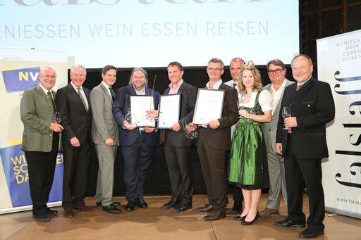  http://www.apa-fotoservice.at/galerie/5652 Im
Bild vlnr.: Franz Backknecht (Präsident des NÖ
Landesweinbauverbandes), Dr. Hubert Schultes (Generaldirektor
Niederösterreichische Versicherung), NR Johannes Schmuckenschlager
(Weinbaupräsident), Bernhard Ott (Falstaff Grüner Veltliner Grand
Prix 2014 3. Platz), Franz Türk (Falstaff Grüner Veltliner Grand
Prix 2014 1. Platz), Johannes Kölbl (Falstaff Grüner Veltliner Grand
Prix 2014 2. Platz), Otto Auer (Vizepräsident der
Niederösterreichischen Landwirtschaftskammer), Tanja Dworzak
(Österreichische Weinkönigin), Peter Moser (CR Wein Falstaff), NR
Ing. Hermann Schultes (Präsident der Niederösterreichischen
Landes-Landwirtschaftskammer)