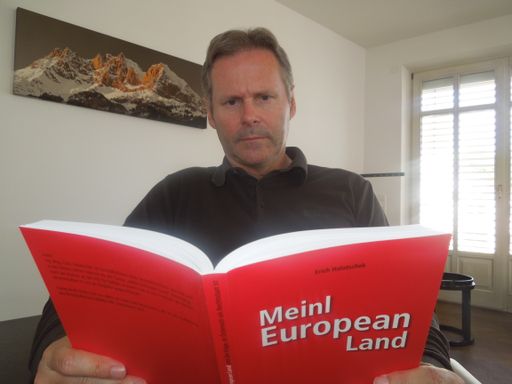  Autor Erich Halatschek mit seinem neuen Buch über
den Meinl-Fall Buchcover
