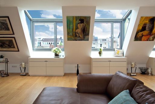 LUXIA (R)-Lichtgauben bringen Licht ins Dunkel und
setzen Akzente. Die moderne Leichtmetall-Glasgaube setzt neue
architektonische Maßstäbe bei Modernisierung und Neubau.