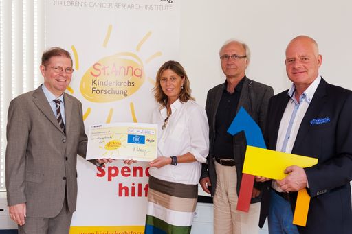  Schecküberreichung an St. Anna Kinderkrebsforschung