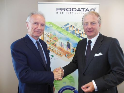 Im Bild v.l.n.r: Franky Carbonez
(Vorstandsvorsitzender von Prodata Mobility Systems NV) und Dr. Kari
Kapsch (CEO von Kapsch CarrierCom).