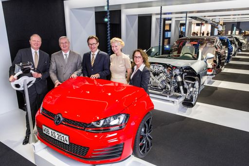 Prof. Martin Winterkorn und Dr. Michael Macht
besuchten gemeinsam mit Autostadt Geschäftsführer Otto F. Wachs und
Kreativdirektorin Dr. Maria Schneider die neue Ausstellung
"Autowerk"
