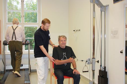 Physiotherapeut Laszlo Roth BSc erklärt, wie die
Übungen korrekt ausgeführt werden.