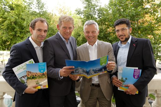  http://www.apa-fotoservice.at/galerie/5720 im Bild
von links nach rechts: Markus Fritz, Leitung Touristik
Pauschalreisen REWE Austria Touristik, Bernd Stoiser, Leitung
Vertrieb REWE Austria Touristik, Martin Fast, Geschäftsführer REWE
Austria Touristik und Hasan Yigit, Geschäftsführer DER Touristik
Hotels