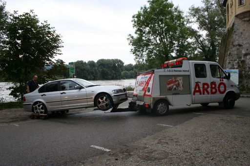  ARBÖ-Mitarbeiter bringen Fahrzeuge ins sichere Trockene.