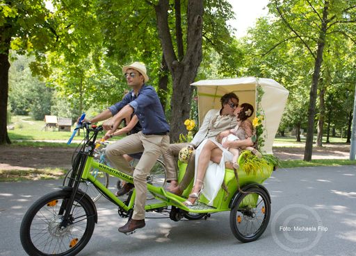 Vorschau Bild von Kuss in der Rikscha: Zeit längere Küsse. Auf drei
Rädern ins Glück