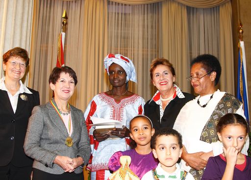 Vorschau Bild von President Prammer being awarded