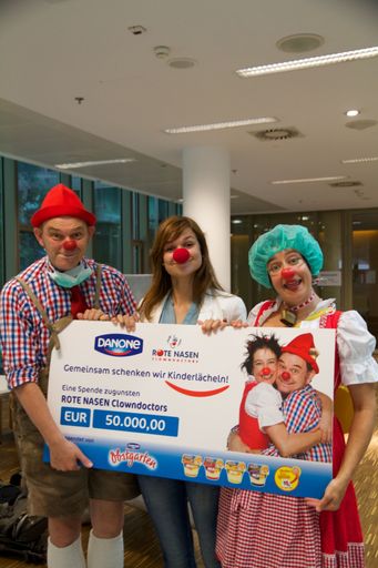 Sabrina Mayer, Junior Brand Manager Danone
Obstgarten, begleitet das Rote Nasen Clownpärchen bei einer
Clownvisite im Landeskrankenhaus Tirol in Innsbruck