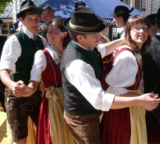  Rund um den Fuschlsee wird der Bauernherbst groß
geschrieben. Hof bei Salzburg ist von Anfang an beim Bauernherbst im
SalzburgerLand dabei - immerhin seit 19. Jahren! Am Sonntag, den 24.
August 2014 ist es soweit und Hof bei Salzburg eröffnet zum 1. Mal
den Bauernherbst im SalzburgerLand! Ganz im Zeichen des diesjährigen
Motto`s "HOAGASCHTN IM SALZBURGER BAUERNHERBST" gestalten nicht nur
die Bauern und Bäuerinnen das Fest, sondern es wirken erstmalig auch
die örtlichen Vereine und Institutionen mit welche mit der Stiegl
Pferdekutsche zur Festmesse am Brunnenplatz im Ortszentrum einziehen
werden.