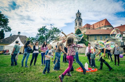 Vorschau Bild von Bis zu 16.000 kleine und große Besucherinnen und
Besucher lassen sich jedes Jahr von der besonderen Atmosphäre eines
Kinderfestes in einem 900 Jahre alten Kloster verzaubern.