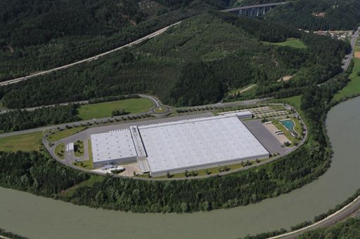 Vorschau Bild von Auf dem Dach der Hofer-Zweigniederlassung
Weißenbach werden die Photovoltaik-Paneele ab kommenden Montag
installiert.