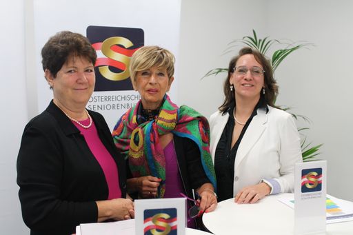  Klassenpatin Liegler, BO-Stv. LO LAbg. Ingrid
Korosec und stv. GS Susanne Walpitscheker präsentierten Leistungen
der Senioren in der Freiwilligenarbeit