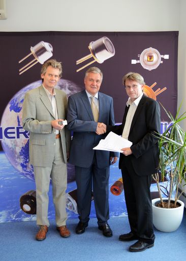 Im Bild v.l.n.r.: Gerhard Humer (AIT), Andreas
Roithner (GF Roithner Lasertechnik GmbH), Martin Stierle (Head of
Business Unit Optical Quantum Technology, AIT)