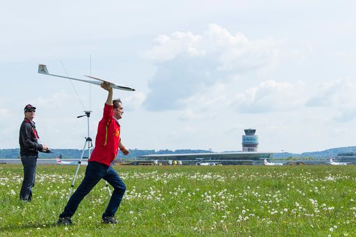 Vorschau Bild von Ein Team besteht aus einem Piloten und einem
Starter: Teamwork par excellence.