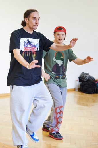 Vorschau Bild von Bereits zum vierten Mal lud der Wiener Tanzverein
"Ich bin O.K." zum inklusiven Tanzworkshop in Gnadenwald. Die
Ergebnisse sind am 29. August um 18 Uhr im Rahmen einer
Tanzperformance im Vereinshaus Gnadenwald zu sehen.