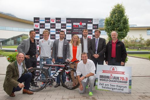 IRONMAN 70.3 2014 ausverkauft: v.l.n.r.: Leo
Bauernberger (GF SalzburgerLand Tourismus), Christoph Bründl (Obmann
TVB Kaprun), Profi Andreas Giglmayr, Erwin Dokter (IRONMAN Austria
Country Manager), Renate Ecker (GF Zell am See-Kaprun Tourismus),
Stefan Herbst (GF Bezirksstelle Pinzgau Rotes Kreuz), Kurt Reiter
(Regierungsrat, Bezirkshauptmannschaft Zell am See), Franz
Fritzenwanger (Bezirksfeuerwehrkommandant Pinzgau) und Werner
Dannhauer (OK-Team)