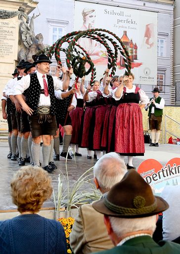 Vorschau Bild von Auf der Brauchtumsbühne am Domplatz gibt es
dieses Jahr am 19. September um 19 Uhr neben traditionellen Tänzen
eine Trachtenmodenschau.