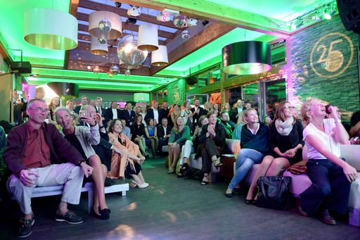 Vorschau Bild von Mit rund 400 Gästen feierte news aktuell seinen 25.
Geburtstag in Hamburg und verabschiedete Gründer und Geschäftsführer
Carl-Eduard Meyer in den Ruhestand. Hier im Bild: Gäste am
Veranstaltungsort "Schöne Aussichten".