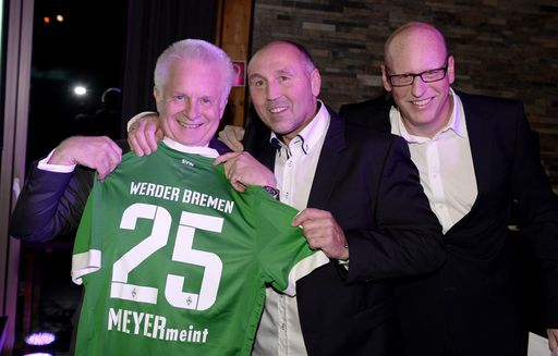Vorschau Bild von Mit rund 400 Gästen feierte news aktuell seinen 25.
Geburtstag in Hamburg und verabschiedete Gründer und Geschäftsführer
Carl-Eduard Meyer in den Ruhestand. Hier im Bild vlnr: Werder-Fan
Carl-Eduard Meyer, Jonny Otten (Ex-Profi von Werder Bremen
1979-1992, sechs Länderspiele), Jens Petersen (Leiter
Unternehmenskommunikation bei news aktuell)