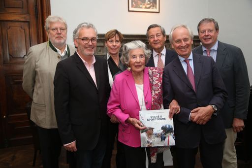  http://www.apa-fotoservice.at/galerie/5780 Im Bild
v.l.nr.r.: Jürgen Lewandowski (Autor), Edwin Baaske (Deilius Klasing
Verlag), Nadja Kneissler (Delius Klasing Verlag), Fürstin Manni
Sayn-Wittgenstein-Sayn, Prinz Alexander Sayn-Wittgenstein-Sayn,
Verleger Konrad Delius) und Prinz Peter Sayn-Wittgenstein-Sayn.