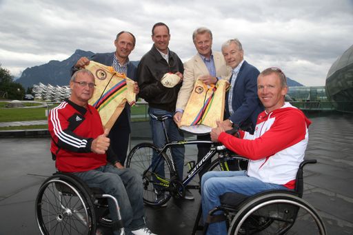  Präsentation der Benefizpartnerschaft mit Wings
for Life und des neuen Handbike-Race im Rahmen der 8. Eddy Merckx
Classic: Mag. Walter Pfaller (GF Salzburger
Landessportorganisation), Leo Bauernberger, MBA (GF SalzburgerLand
Tourismus GmbH), Heinz Kinigadner (Mitgründer Wings for Life), Franz
Pospischil (Prokurist und Marketingleiter Raiffeisen Salzburg),
Florian Beer (Obmann TVB Eugendorf), Manfred Putz (Handbike-Athlet)